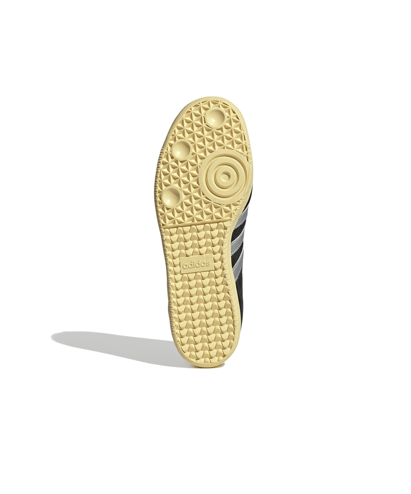 IE8128_4_FOOTWEAR_Photography_Bottom-View_white