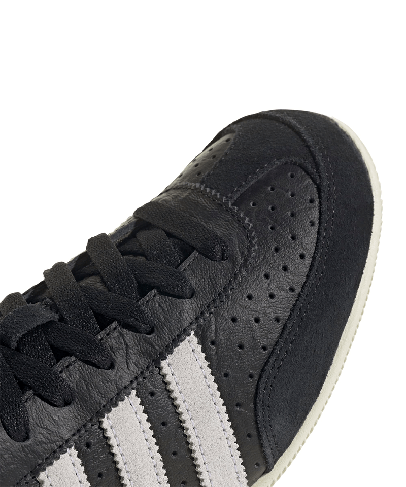 IH5490_9_FOOTWEAR_Photography_Detail-View-2_white