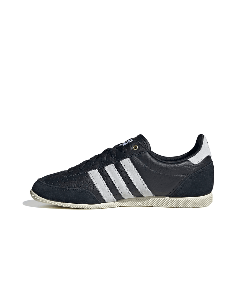 IH5490_5_FOOTWEAR_Photography_Side-Medial-Center-View_white